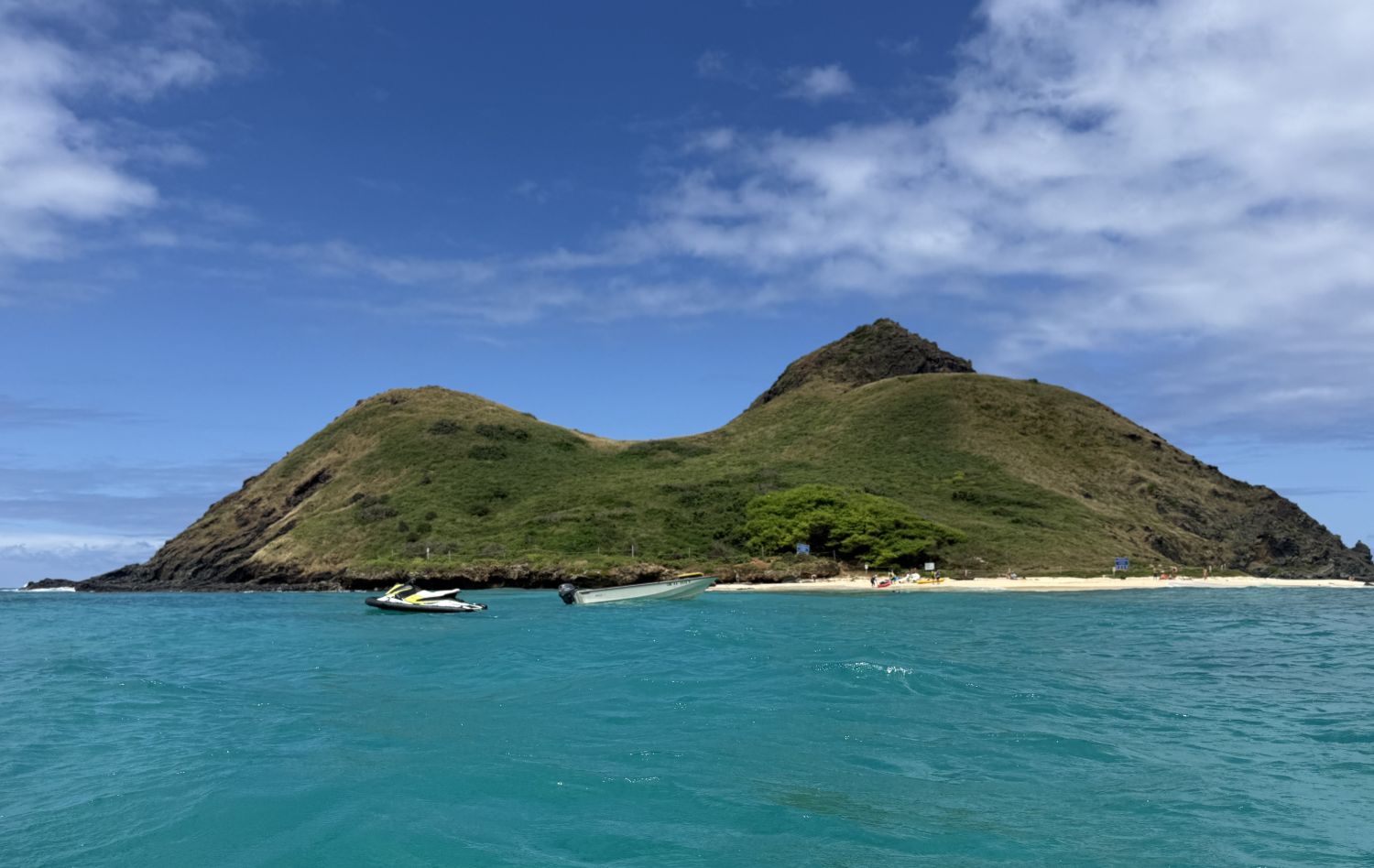 Mokulua Nui islet from an approaching kayak